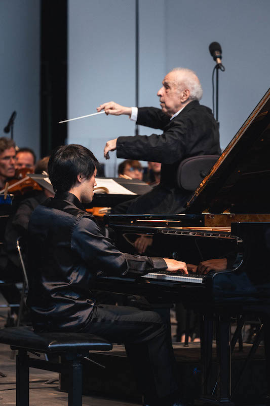 Bruce Liu et l'Orchestre Philharmonique de Marseille dirigé par Lawrence Foster au Festival international de piano de la Roque d'Anthéron 2023