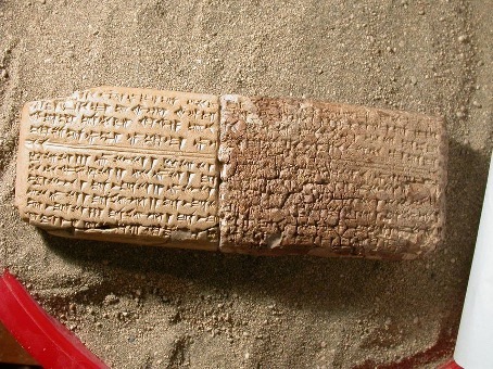 Sur-ces-tablettes-des-chants-dans-une-ecriture-cuneiforme-en-langue-hourrite-datant-denviron-1400-Mission-archeologique-syro-francaise-de-Ras-Shamra-Ougarit-cliche-Francoise-Ernst-Pradal.jpg
