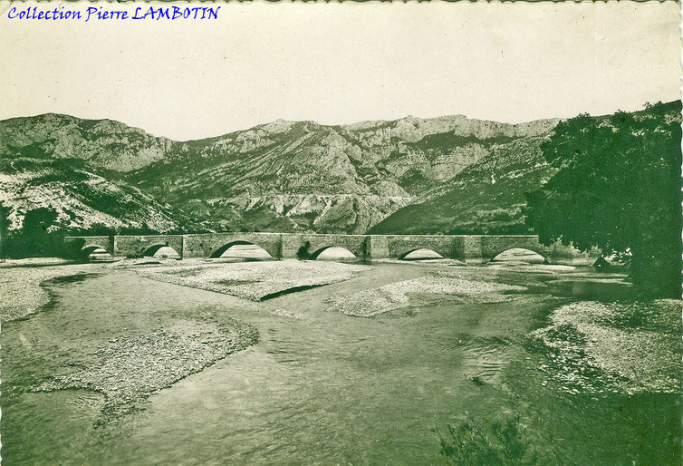 Le pont d'Aiguine en 1950, aujourd'hui englouti sous le lac de Sainte-Croix © X-D.R., collection Pierre Lambotin