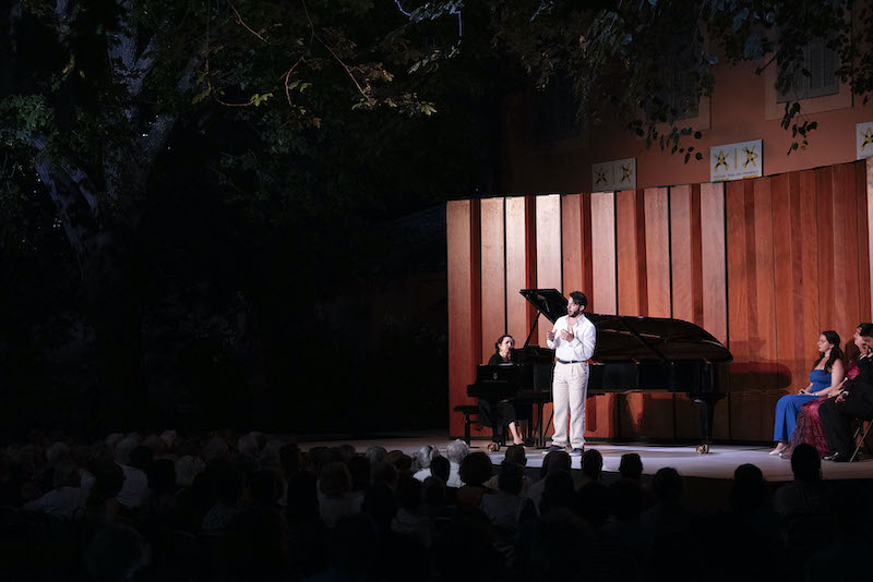 Deuxième concert de la Résidence Voix de l’Académie du Festival d’Aix-en-Provence consacré au chant français, sous la supervision artistique de Stéphane Degout. Le vendredi 27 juin 2025 à la Villa Lily Pastré. ARTISTES ENCADRANTS : DARRELL BABIDGE, STÉPHANE DEGOUT, MARINE THOREAU LA SALLE, SÉBASTIEN DAUCÉ. SOPRANO : SEMILY RICHTER, LUCIA TUMMINELLI, MEREDITH WOHLGEMUTH. MEZZO-SOPRANOS : MATHILDE ORTSCHEIDT, EMILY TREIGLE. TÉNORS : HUGO BRADY, MATTHEW GOODHEART, DANIEL ESPINAL. BARYTONS : ARMAND RABOT, NOAM HEINZ, NAVASARD HAKOBYAN, THOMAS CHENHALL. PIANISTES CHEFFE ET CHEFS DE CHANT : ANNA GERSHTEIN, ANTOINE DUTAILLIS, BENJAMIN READ. Photographies de Vincent Beaume.