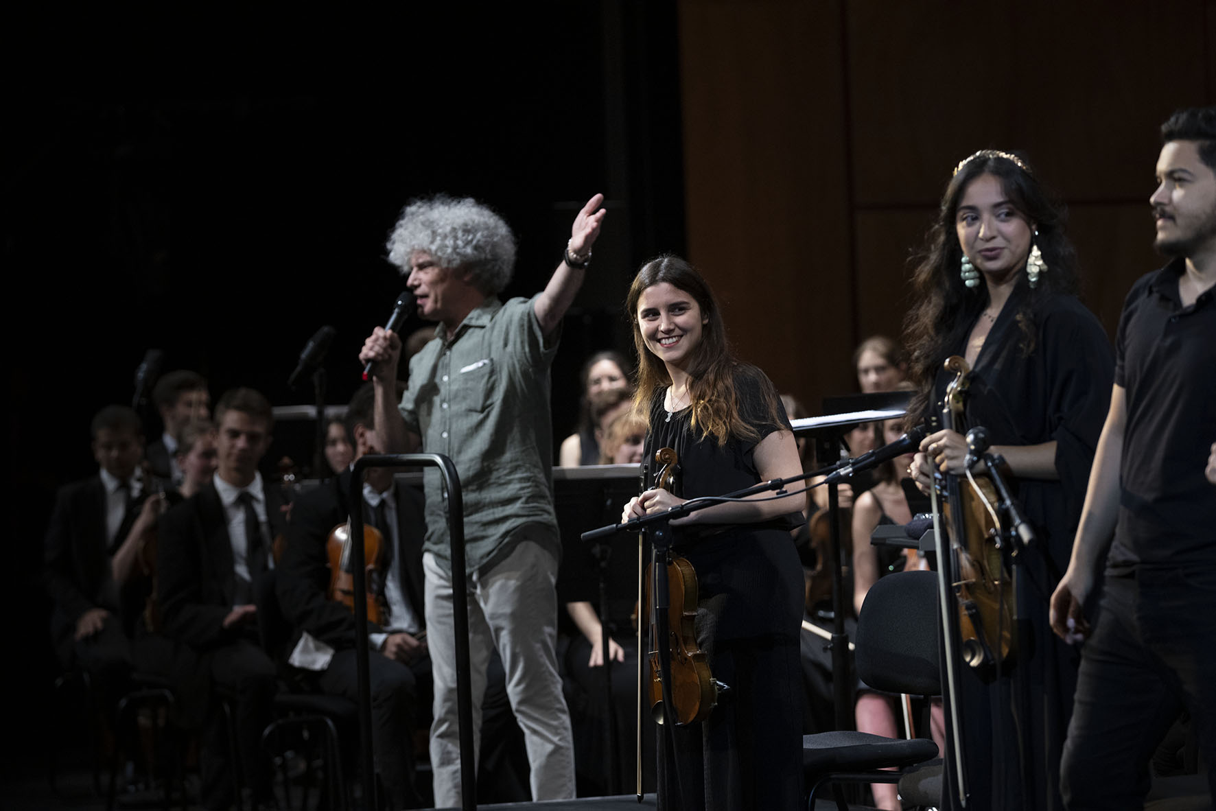 Concert de l’Orchestre des Jeunes de la Méditerranée sous la direction d’Evan Rogister le lundi 21 juillet 2025 au Grand Théâtre de Provence. Soprano : Amina Edris. Festival d’Aix-en-Provence. Photographies de Vincent Beaume. Myrsini Pontikopoulou Venieri, celui de Dala El Bied lumineuse aussi dans son chant, la clarinette de Georgios Markopoulos, l’accordéon de Charles Kieny, la voix de Fahed Ben Abda, rejoints par la soprano égyptienne Amina Edris