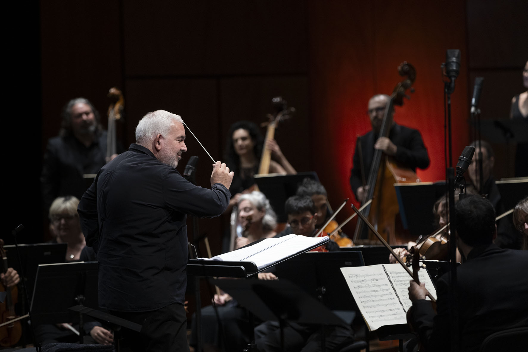 Représentation en version concert de l’opéra Les Pêcheurs de Perle de Georges Bizet (1838-1875) le samedi 19 juillet 2025 au Grand Théâtre de Provence. DIRECTION MUSICALE : Marc Minkowski. ORCHESTRE : Les Musiciens du Louvre. LEÏLA : Elsa Benoit. NADIR : Pene Pati. ZURGA : Florian Sempey. NOURABAD : Edwin Crossley-Mercer. CHŒUR : Chœur de l’Opéra Grand Avignon. CHEF DE CHŒUR : Alan Woodbridge. Festival d’Aix-en-Provence. Photographies de Vincent Beaume.
