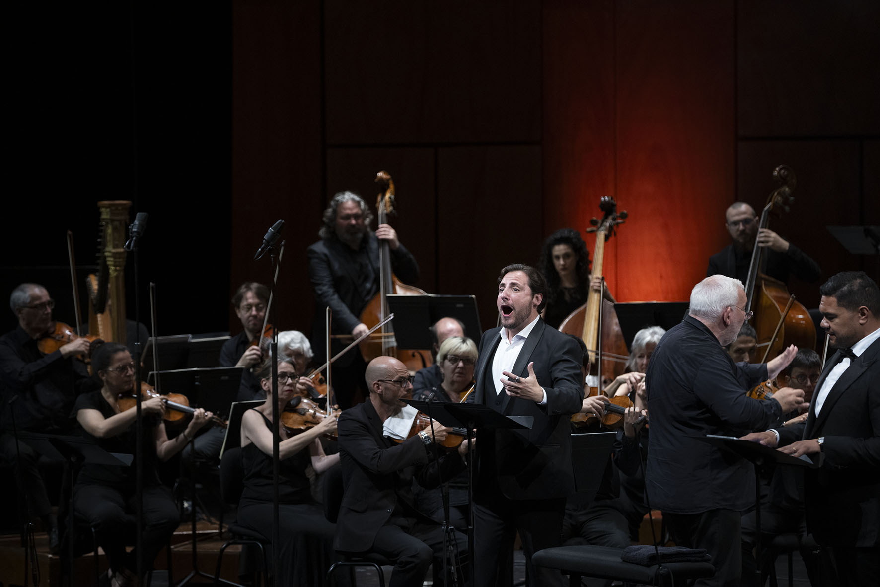 Représentation en version concert de l’opéra Les Pêcheurs de Perle de Georges Bizet (1838-1875) le samedi 19 juillet 2025 au Grand Théâtre de Provence. DIRECTION MUSICALE : Marc Minkowski. ORCHESTRE : Les Musiciens du Louvre. LEÏLA : Elsa Benoit. NADIR : Pene Pati. ZURGA : Florian Sempey. NOURABAD : Edwin Crossley-Mercer. CHŒUR : Chœur de l’Opéra Grand Avignon. CHEF DE CHŒUR : Alan Woodbridge. Festival d’Aix-en-Provence. Photographies de Vincent Beaume.
