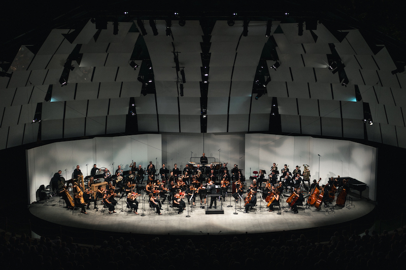 Un orchestre, deux pianos à la porte de Kiev