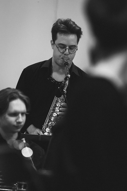 Trois saxophones solistes issus du Big Band de l’Université Frédéric Chopin/ La Roque 2025 © Valentine Chauvin