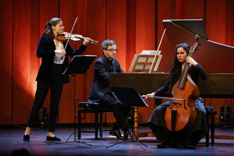 Destinées. Sophie de Bardonnèche, violon. Lucile Boulanger, viole de gambe. Justin Taylor, clavecin. Théâtre du Jeu de Paume. Aix-en-Provence. 02/04/2026. Photo Caroline Doutre / Festival de Pâques