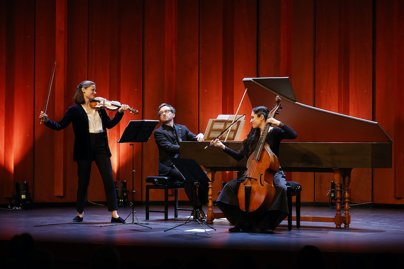 Destinées. Sophie de Bardonnèche, violon. Lucile Boulanger, viole de gambe. Justin Taylor, clavecin. Théâtre du Jeu de Paume. Aix-en-Provence. 02/04/2026. Photo Caroline Doutre / Festival de Pâques