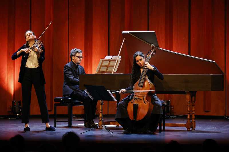 Destinées. Sophie de Bardonnèche, violon. Lucile Boulanger, viole de gambe. Justin Taylor, clavecin. Théâtre du Jeu de Paume. Aix-en-Provence. 02/04/2026. Photo Caroline Doutre / Festival de Pâques
