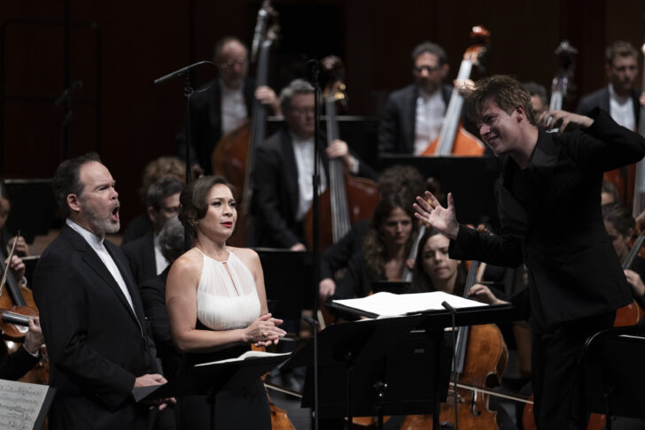LE CHÂTEAU DE BARBE-BLEUE DE BÉLA BARTÓK (1881–1945). OPÉRA EN UN ACTE ET UN PROLOGUE, OP. 11/SZ. 48,— VERSION DE CONCERT. DIRECTION MUSICALE : Klaus Mäkelä. BARBE-BLEUE : Gerald Finley. JUDITH : Irene Roberts. ORCHESTRE : Orchestre de Paris. Le Le Château de Barbe-Bleue / Festival d'Aix 2026 © Vincent Beaune