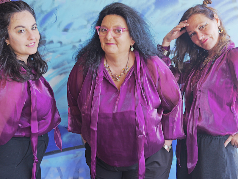 CH Trio au féminin - Debout mur bleu 2 Trio au féminin/ Cahy Heiting © Ameline Dunand